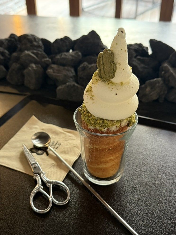  홍대 대형 디저트 굴뚝빵 카페 빵집 침니맨션!