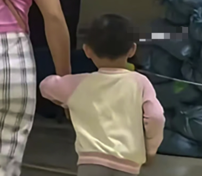  중국 3세 여아, 머리에 꽂힌 과도… ‘차분히 병원行’ 논란