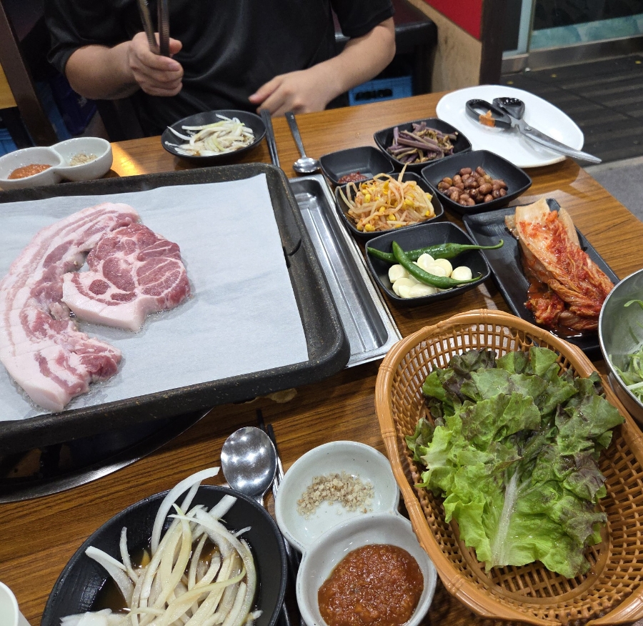보물촌꺼먹돼지 중앙동점 사진 1