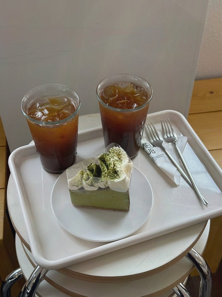  송리단길 카페 크레뮤 클럽에서 친구와 함께 감성 가득한 디저트를 즐기다!