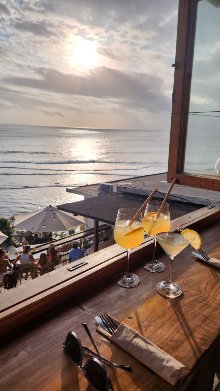  발리 남부 맛집 / 싱글핀 주변 썬셋 포인트 울루와뚜 맛집 라떼라짜 ( La Terrazza Uluwatu )