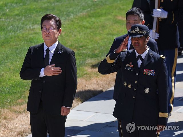  李대통령, 알링턴 국립묘지 참배…순방 마지막 날 일정 시작