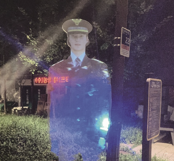  서울 도심에 등장한 ‘홀로그램 경찰관’  범죄 예방 효과 있을까?