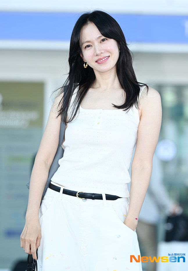 (40대 맞아?) 10살은 어려보인 <b>손예진</b> 공항패션 Y2K룩