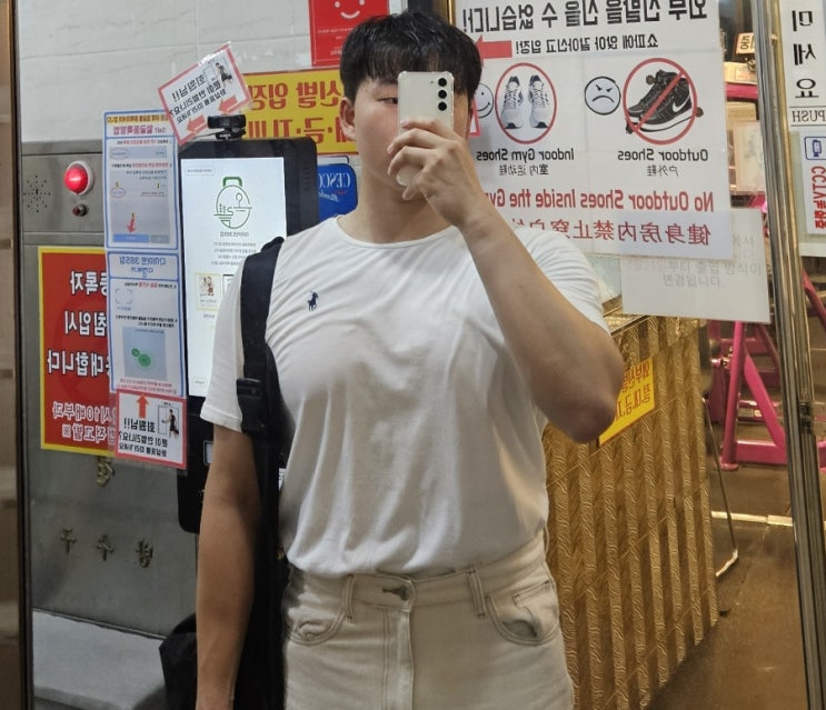 심플 여름 스타일링 남자 샌들 베이지 와이드 팬츠 흰 티셔츠