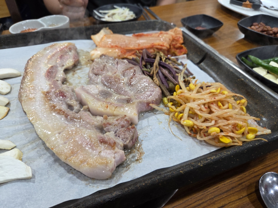 보물촌꺼먹돼지 중앙동점 사진 2