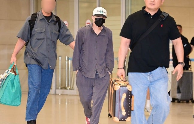 G-Dragon's Airport Fashion: Pajamas? Korean Air-Approved Radical Style