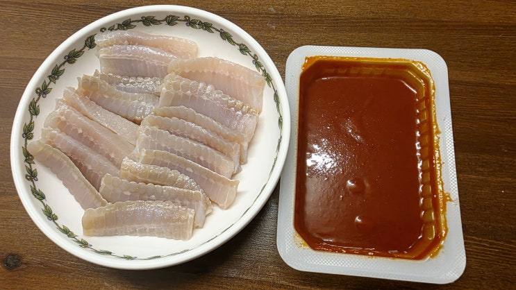  장산수산 국내산 홍어회: 입맛 사로잡는 삭힘의 미학, 전라도의 맛 그대로!