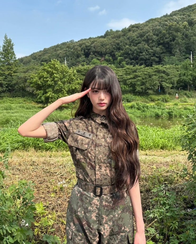 예쁘다고 난리난 <b>장원영 군복 패션</b>.. 인형이세요