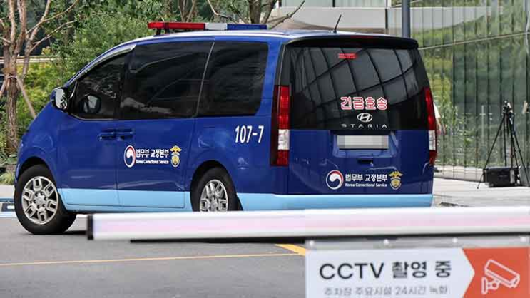 [속보] <b>김건희</b> 여사, 도이치모터스 <b>주가조작</b> 특검 출석! <b>기소</b>... 