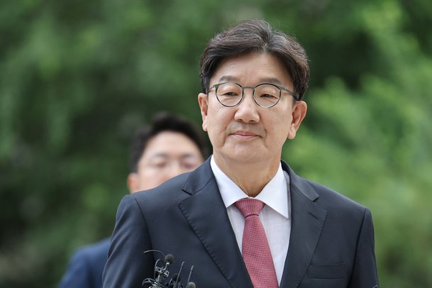 [속보] <b>권성동</b> 의원, 13시간 조사 끝 <b>구속영장</b> 청구! 1억 원... 