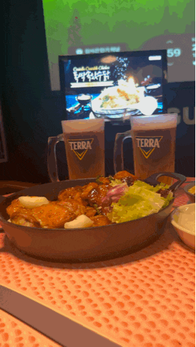  서울야구펍 추천 '투홀릭치킨 서초양재시민의숲역점' 쾌적하게 치맥먹으며 홈런치면 맥주 서비스까지
