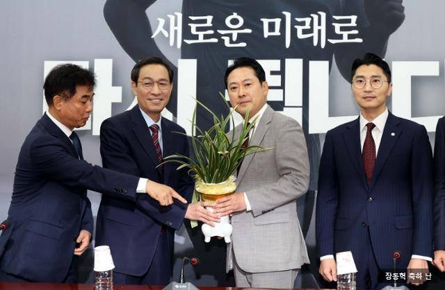 축하난 전한 우상호 수석, 대통령 귀국후 초대에 <b>장동혁</b> '단순... 