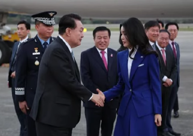 견디겠다”라는 입장문. ※<b>이배용</b>, 금거북이 10돈. <b>매관매직</b>.