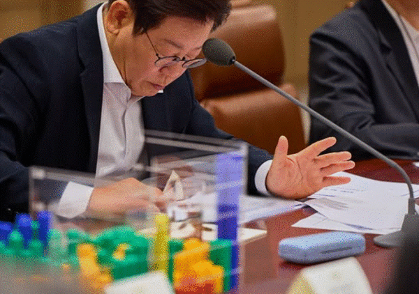 <b>이재명 대통령 지지율 상승</b>!... 호평, 민주당도 덩달아 '상승세'