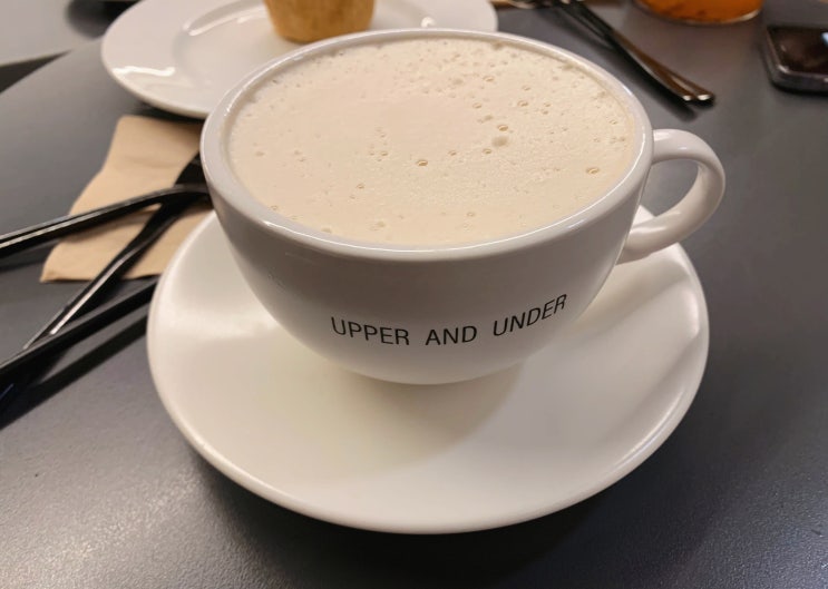  ㅣ강남 카페ㅣ강남 신논현역 분위기 좋은 카페 '어퍼앤언더(Upper and Under)' 밀크티, 피스타치오 딸기 파이, 말차 팥 바스크 치즈 케이크 내돈내산 뭐쩝일 158th
