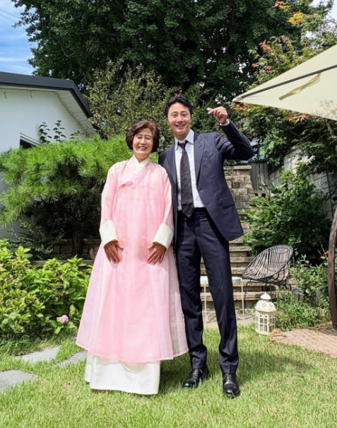  배우 정일우, 어머니 정년 퇴임 축하 “존경하고 사랑합니다” 