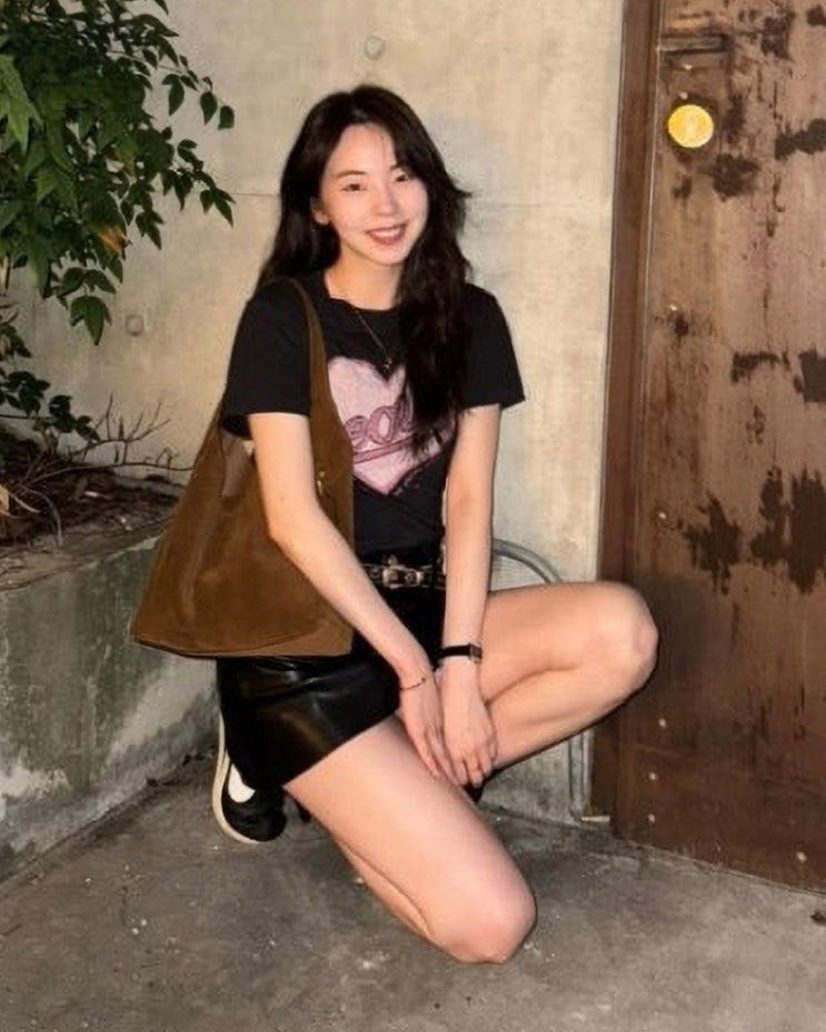  가을 여자코디 따라잡기! 안소희 인스타 숄더백·티셔츠·운동화