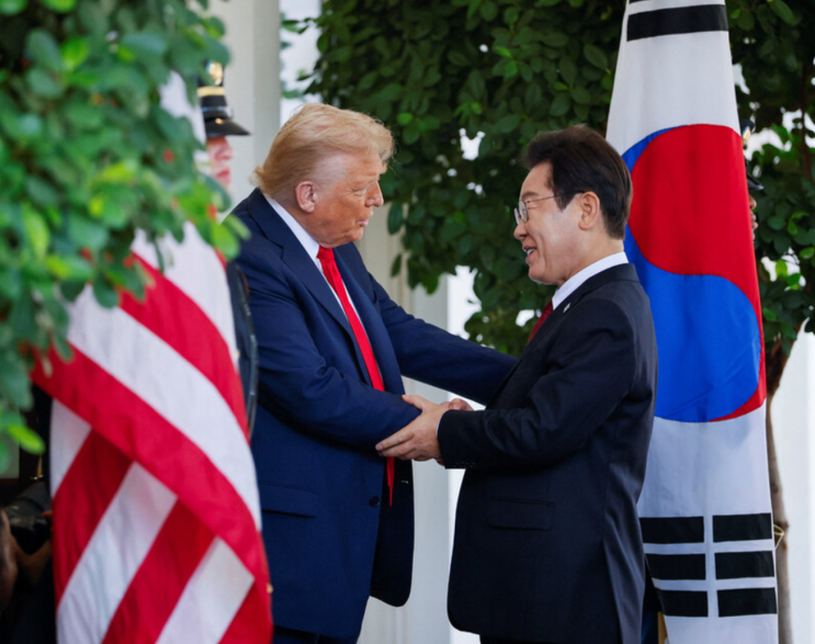 대통령 <b>지지율</b> 57.6%, 미국 순방과 <b>트럼프</b> 정상회담이 <b>반등</b>... 