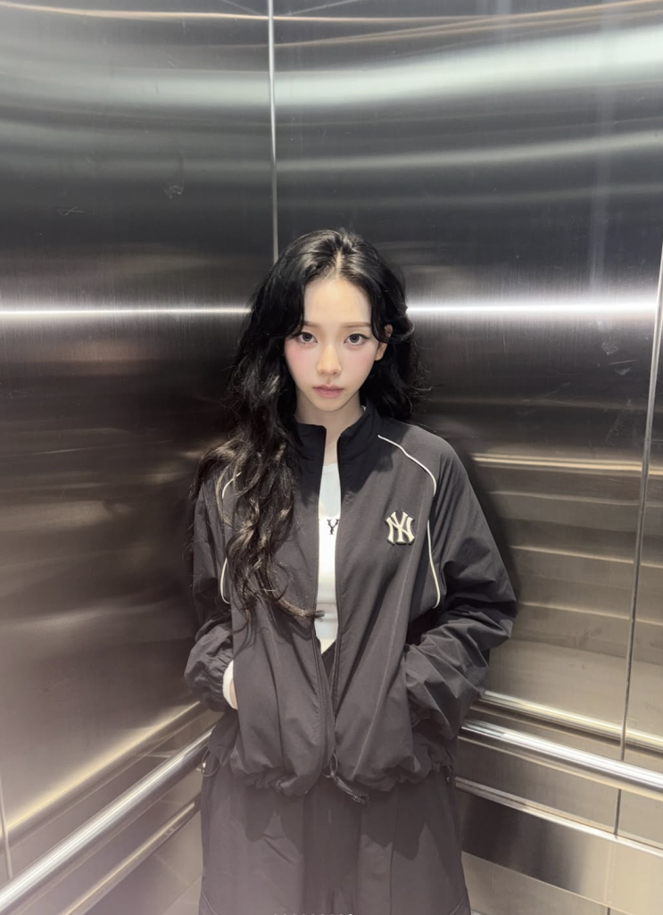  [셀럽 패션] 카리나가 입으니까 평범한 바람막이도 럭셔리 패션