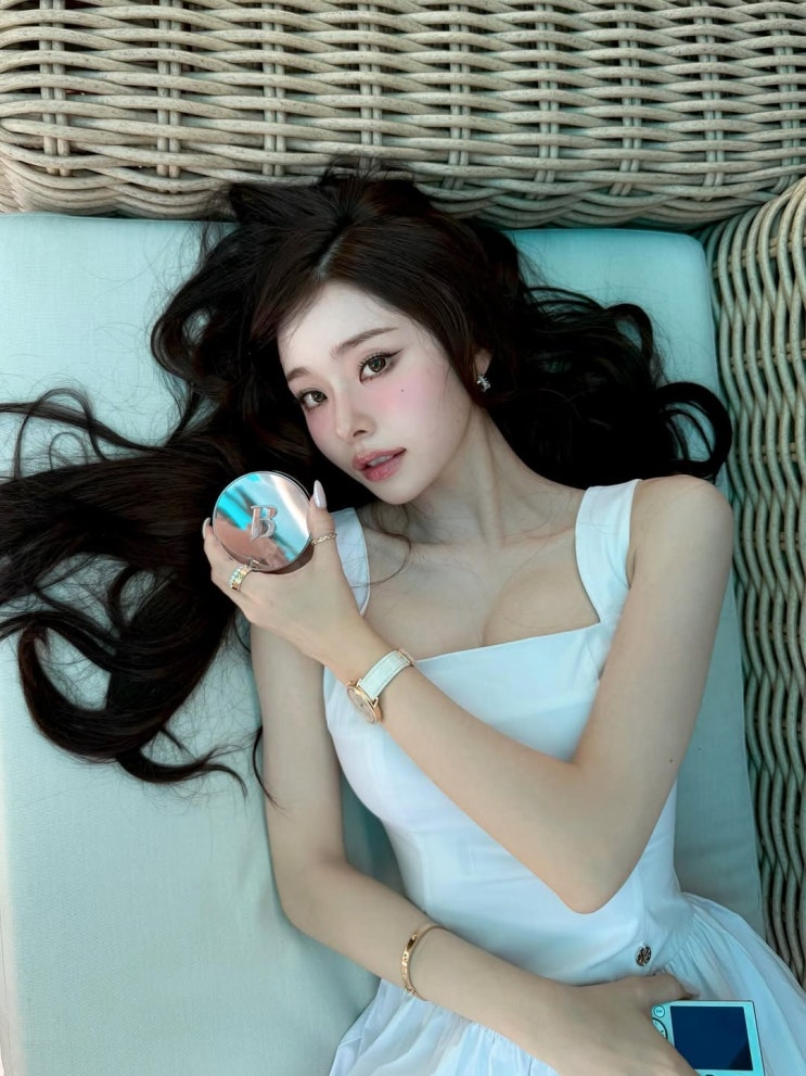  여름날 민소매 화이트 원피스 코디의 정석을 보여준 프리이자의 데일리룩