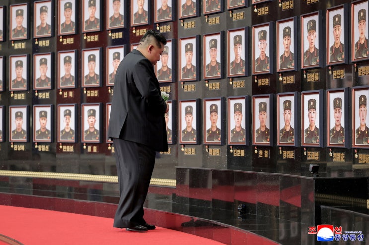 <b>김정은</b>, <b>러시아 파병</b> 전사자 유족 또 위로…"내가 저애들을... 