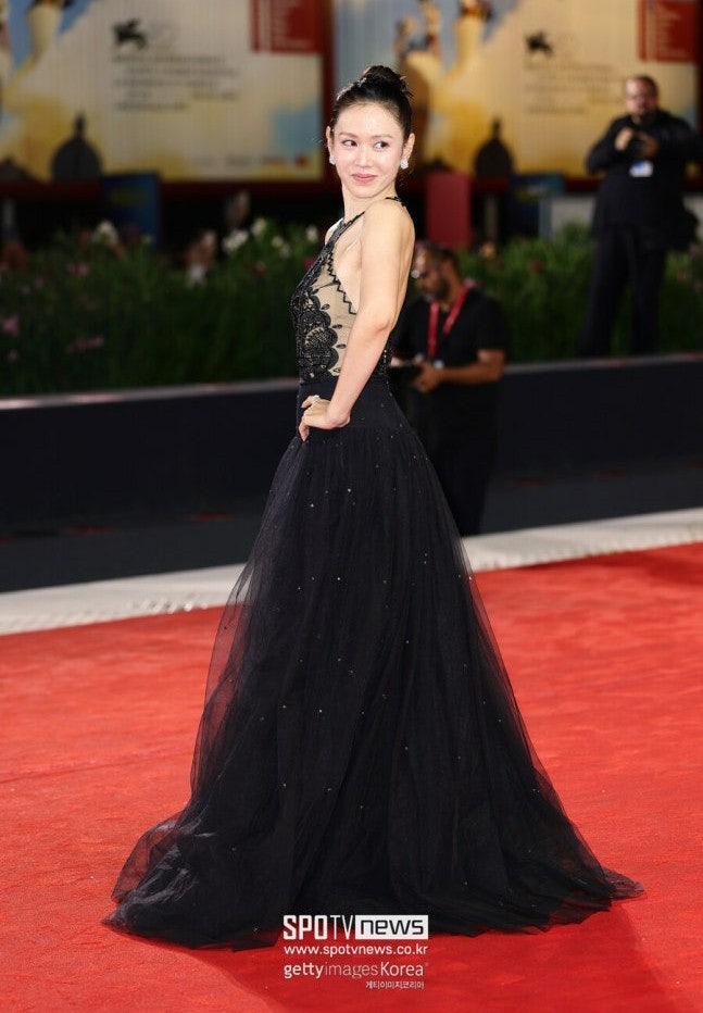 Son Ye-jin & Lee Byung-hun: Unavoidable Venice Film Festival Looks - Dazzling Dresses on the Red Carpet