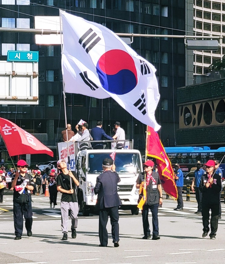 부대 <b>집회</b> 현장: <b>윤석열</b> 대통령 <b>석방</b> 촉구와 탄핵 무효 요구... 