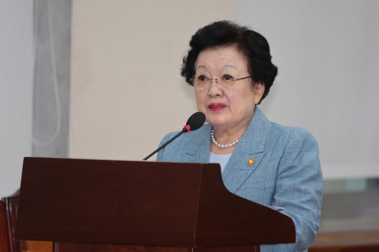 <b>이배용</b> 국가교육위원회 위원장, 김건희 측에 '<b>금거북이</b>' <b>청탁</b>... 