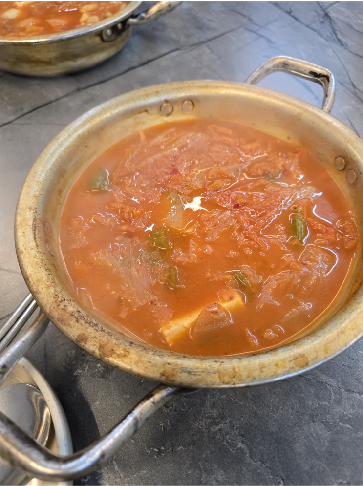  압구정역 김치찌개 맛집 "양푼이집 김치찌개" 공기밥도 무한리필 가성비 맛집