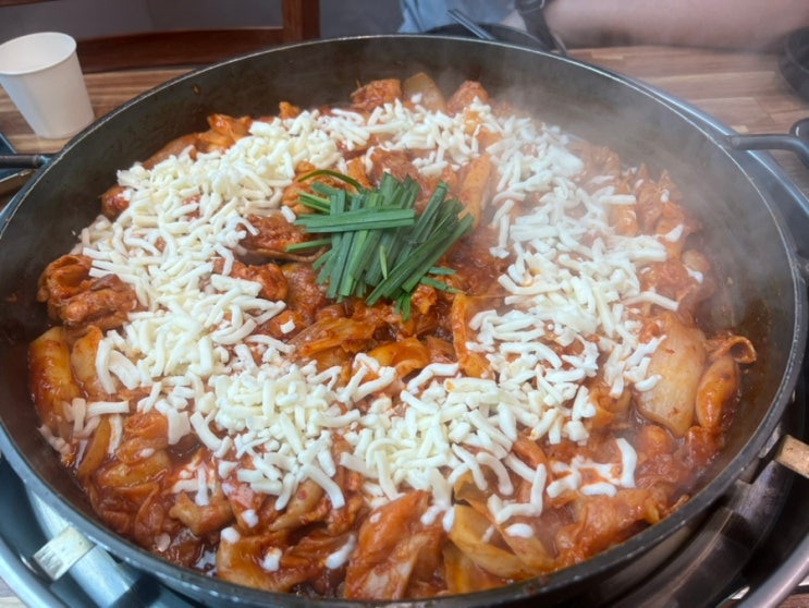  [경기 양주] 춘천골닭갈비 덕계역점 - 양주 덕계역 맛집 추천: 치즈 녹아내리는 닭갈비와 얼큰 비빔막국수, 볶음밥 필수코스!