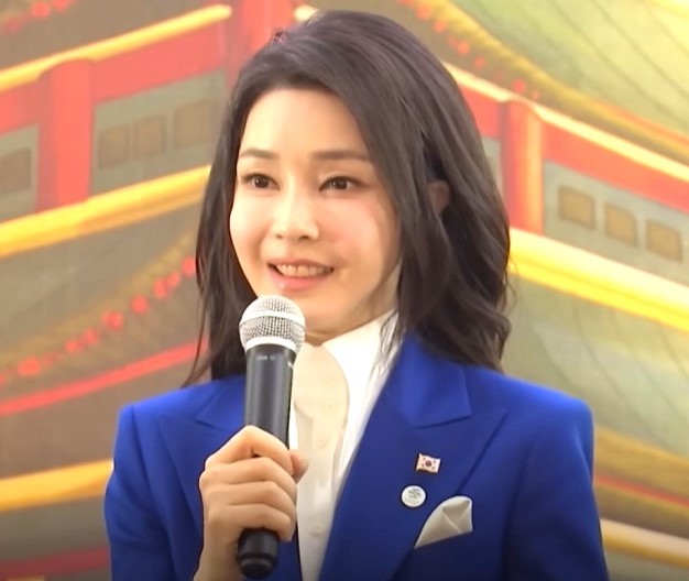 <b>김건희</b> 가족 관계 언니 김지영 <b>오빠 김진우</b> 동생 김진한 어머니... 