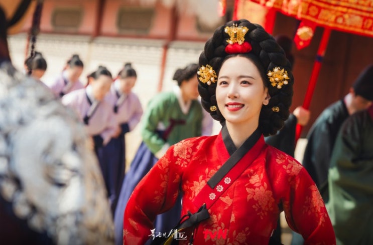<b>임윤아</b> 타임슬립 <b>셰프</b>, <b>폭군</b>과 맞붙는 궁중 <b>로맨스</b> ‘<b>폭군의</b>... 