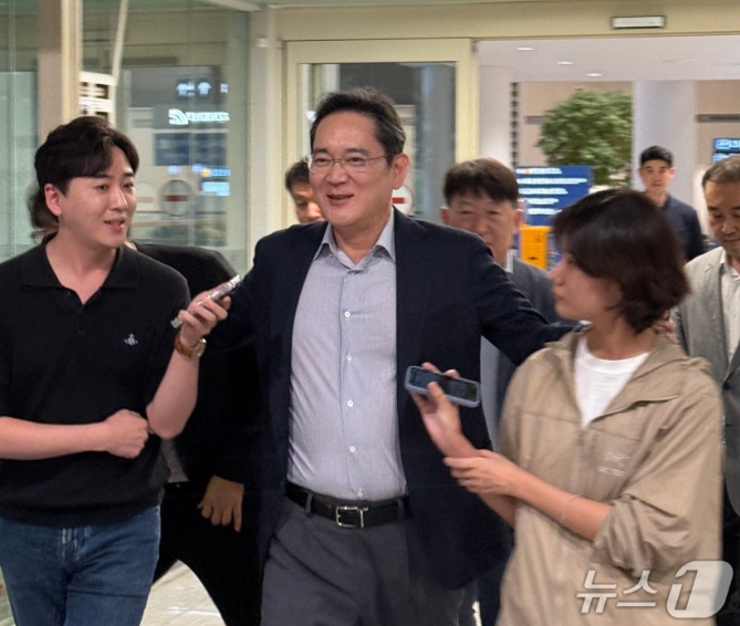  이재용 회장, 6일간 美 출장 마치고 귀국 ️