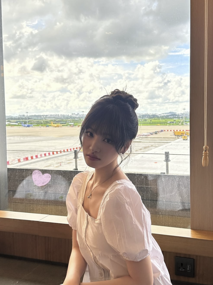  [셀럽 패션] 아이브 리즈 인스타그램에 담긴 공항의 순간 자연스러운 청순 꾸안꾸 패션