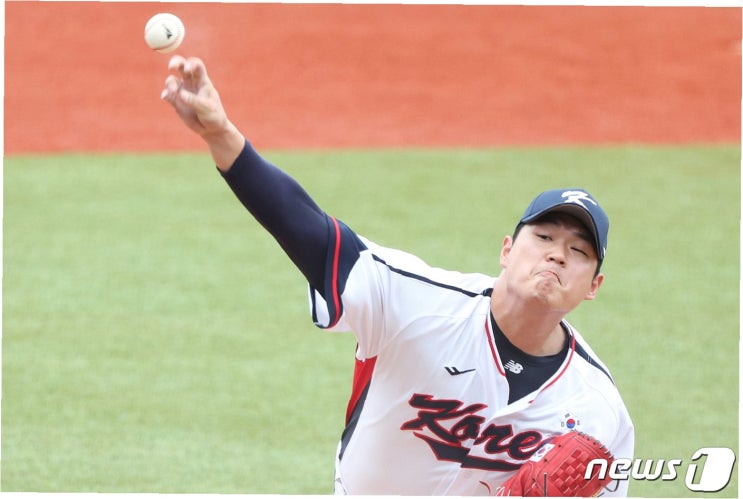 강속구 투구 중 부상에도 <b>투혼</b>을 불태운 <b>나균안</b>, 롯데 팬들의... 