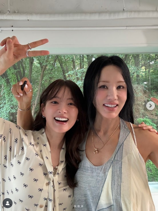 천우희·엄정화, 18세 나이 차 무색한 워맨스…세대를 초월한 찐 우정