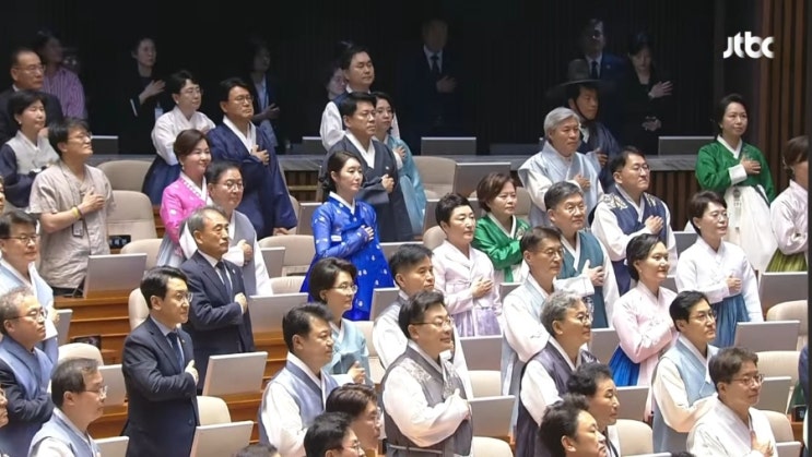 <b>정기국회</b> 개회식에 <b>국회</b>의원 전원이 <b>한복</b> 입자. 국짐 <b>상복</b>... 