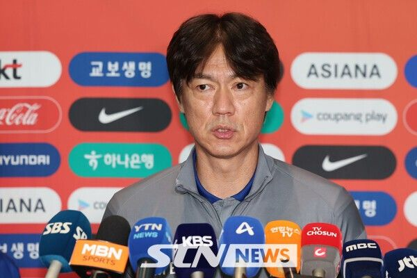 [STN 현장] ‘손흥민 주장 변경 고심’ 홍명보 감독 “나도... 