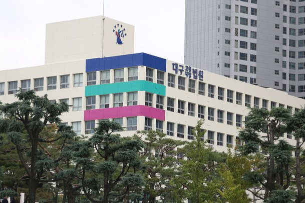 [이슈] <b>학부모</b>, <b>교장</b> 머리에 <b>식판</b> 폭행?!  2024년 06월 02일... 