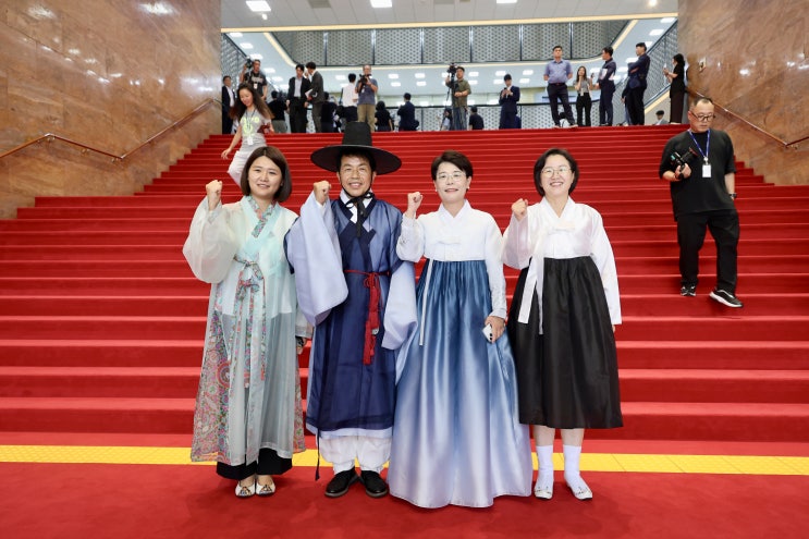 ‘내란청산·독립운동·개헌’ 의미담은 <b>한복</b>입고 <b>정기국회</b> 등원