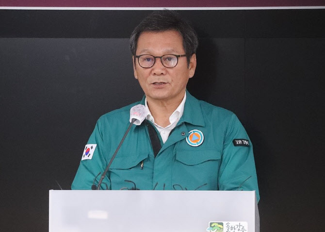 우물쭈물 <b>강릉시장</b>, 황당 <b>해명</b> 다시 논란 "대통령 왔으니 <b>떼</b>... 