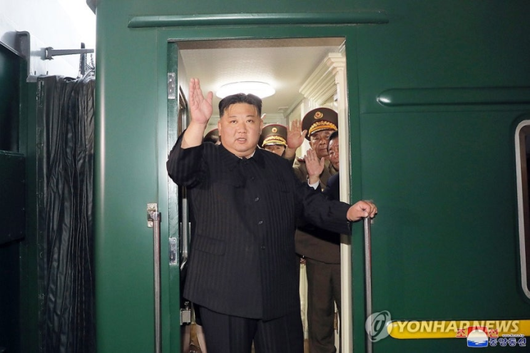 [속보] <b>김정은</b>, 평양 출발! <b>베이징</b> 향하는 <b>전용열차</b> 탑승…무슨... 