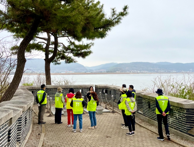 강화군, DMZ 평화의 길 가을 운영 시작… 전문 해설사와 함께하는 특별한 탐방 여행으로 호평