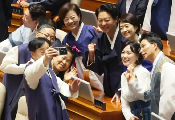 이재명 정부 첫 <b>정기국회</b> 개막, 대비 되는 <b>한복</b>과 <b>상복</b>