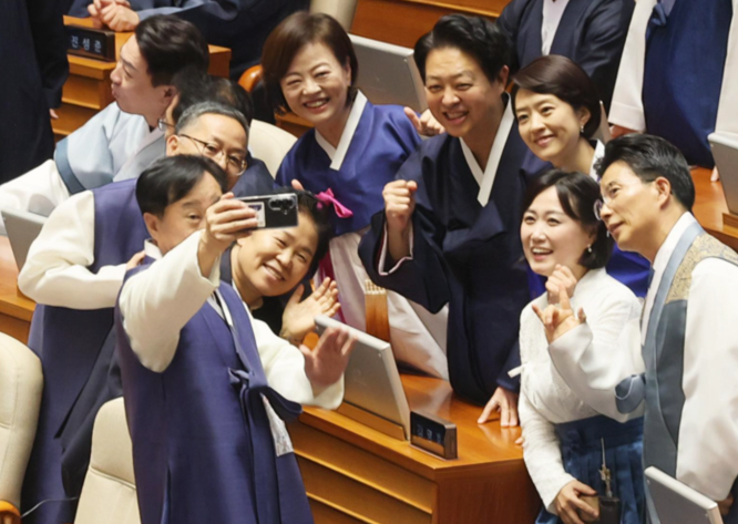 <b>국회 한복</b>과 국민의힘(국힘) <b>상복</b> 대조.