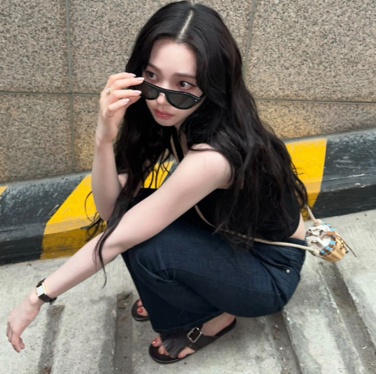  "카리나" 블랙 슬리브리스와 데님 팬츠의 쿨한 무드패션