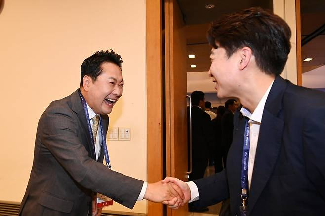 250902 장동혁·이준석, 손잡고 함박웃음… 연대설 솔솔