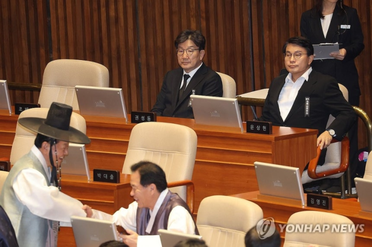 [속보] 2025년 <b>정기국회 개회식</b>, 여야 의원들 총출동! 현장... 