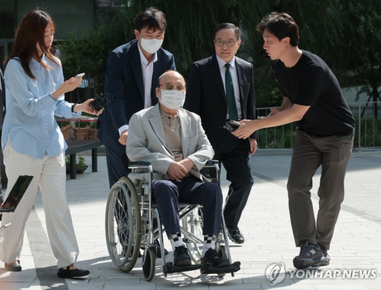[속보] <b>이봉관</b> 서희건설 <b>회장</b>, '김건희 목걸이' <b>특검 출석</b>! 무슨... 